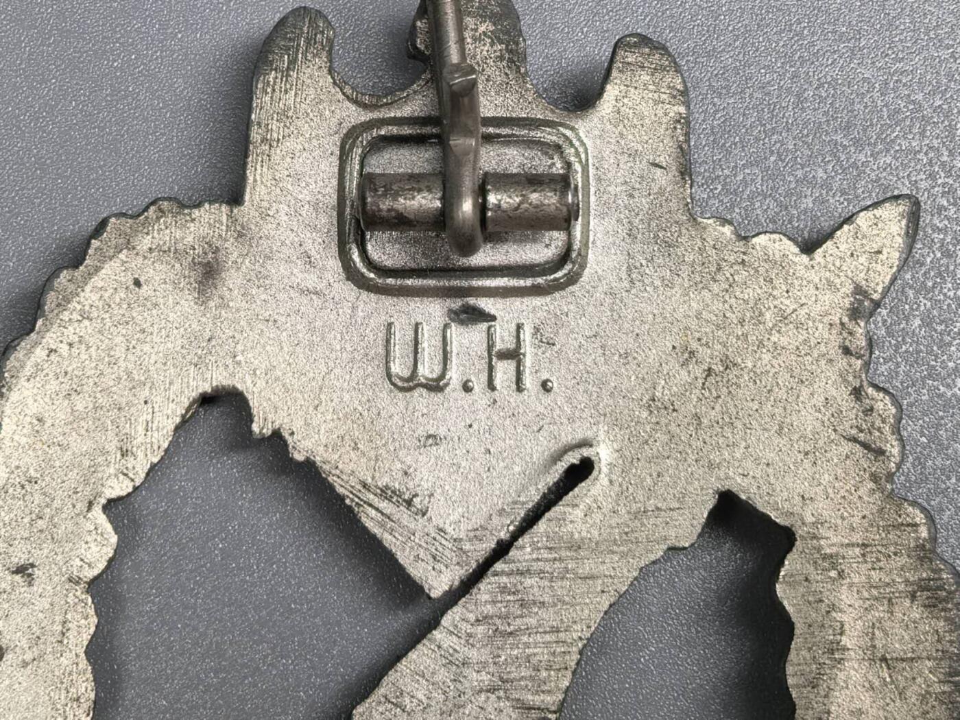 小驴勋章奖章收藏7月26日星期六晚18点拍卖（有偿代拍送拍规则在简介最后，店主微信码在最后一拍品，参拍须阅读规则后再参拍，关系到运费包装发货时效真假辨别等关键信息，送拍规则在最后介绍后面，8月2日暂停一期9日继续） 德国WWII银级步兵突击奖章，背打W.H.厂标（WILHELM HOBACHER-WIEN），锌质铸造镀银