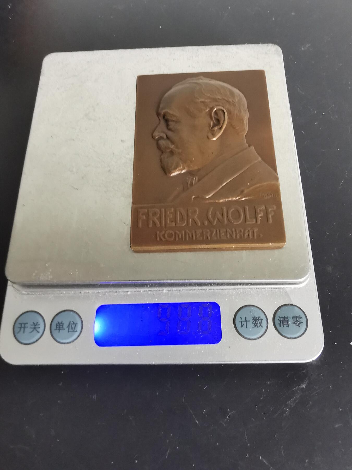 老王徽章第137期 德国著名香水制造商 F. WOLFF & SOHN 公司1857-1907成立50周年方形大铜章     尺寸72×50mm   重量99.8g