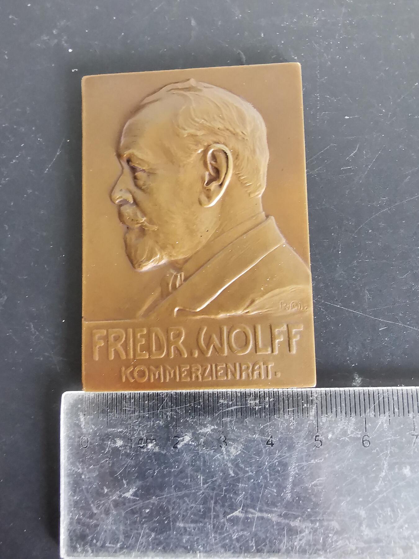 老王徽章第137期 德国著名香水制造商 F. WOLFF & SOHN 公司1857-1907成立50周年方形大铜章     尺寸72×50mm   重量99.8g