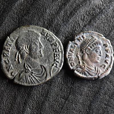【良泉】【直播场】第三十五期，172组 银器、银饰、西方古代钱币专场，8月7日晚19.30点开拍！ - 【藏家出品B】【古罗马铜币2枚】西部皇帝格拉提安（375-383年）大富力铜币，东部皇帝瓦伦斯（364-378年）基督符铜币，总重5.96克