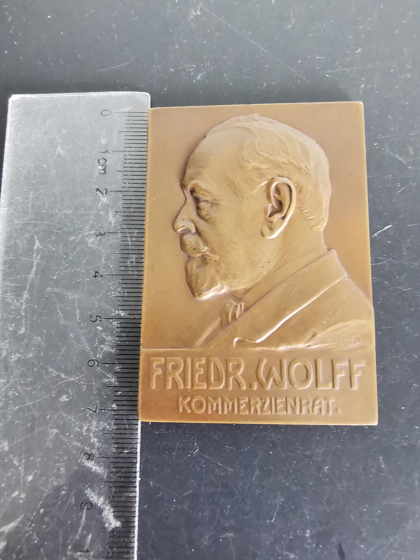老王徽章第137期 德国著名香水制造商 F. WOLFF & SOHN 公司1857-1907成立50周年方形大铜章     尺寸72×50mm   重量99.8g