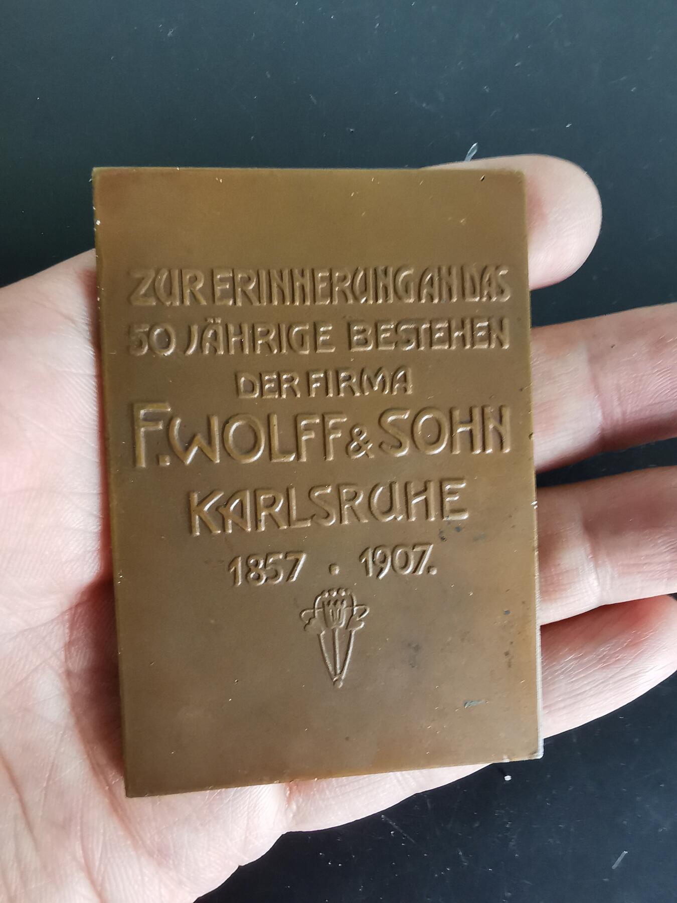 老王徽章第137期 德国著名香水制造商 F. WOLFF & SOHN 公司1857-1907成立50周年方形大铜章     尺寸72×50mm   重量99.8g