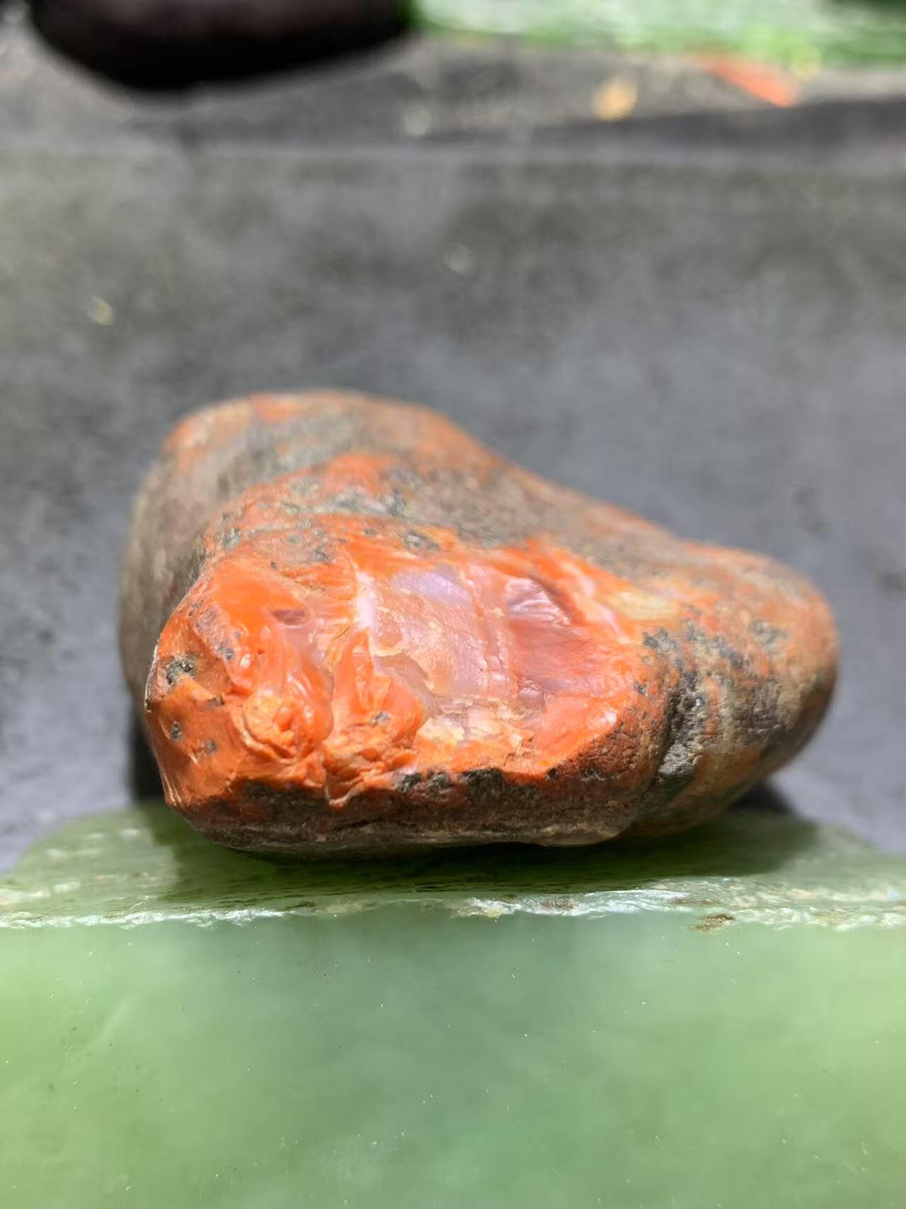 精美冰飘红皮开窗料柿子红冻料南红玛瑙原石一颗，