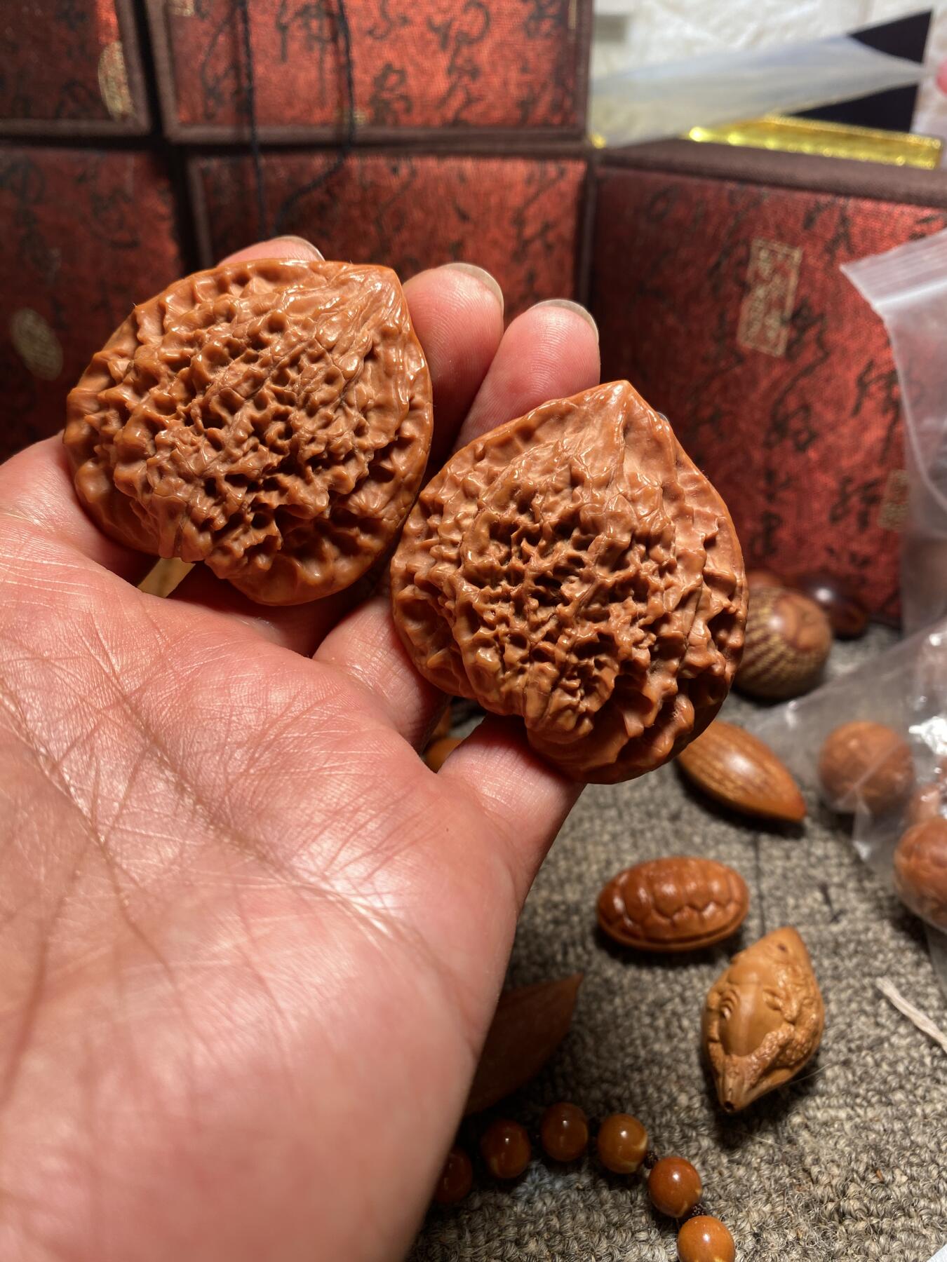 苏州苏工手工核雕放漏价 苏工核雕核桃牌，手把件一对，异型，老农民说是从一个果里出来的，市场非通货，等待有缘人，核色红润，尺寸4。88喜欢的来