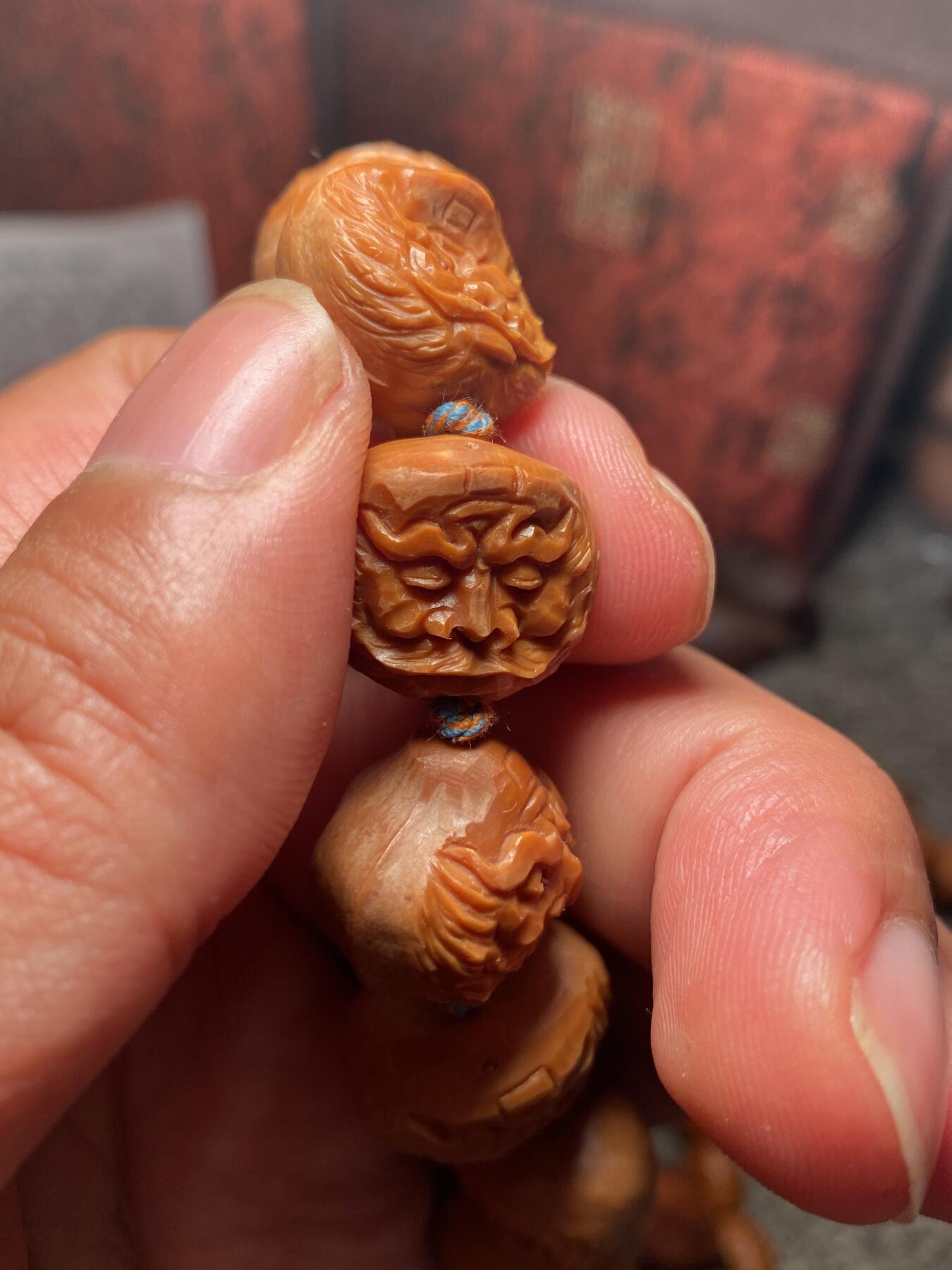 苏州苏工手工核雕放漏价 福利苏工核雕，纯手工雕刻，铁核异型，怪脸钟馗，个性十足，等待有缘人，市场无同款，尺寸1。8x1.6喜欢的来