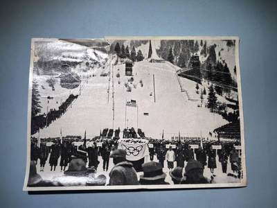 盛世勋华——号角文化勋章邮票专场拍卖第272期 - 德国（1939）1936年柏林奥运会大尺寸宣传照片 卡尔·里特尔·冯·哈尔特博士，1936年第四届冬奥会组织委员会主席，在奥林匹克体育场的开幕致辞中欢迎来自28个国家的体育代表团到来
