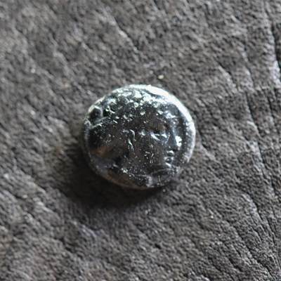 【良泉】第36期【直播场】8月21日晚19.30点开拍！173组，西方古代钱币、杂项专场 - 【黑漆古】公元前4-3世纪【古希腊】女性头像/阿波罗三足祭坛，微型铜币，1.22克
