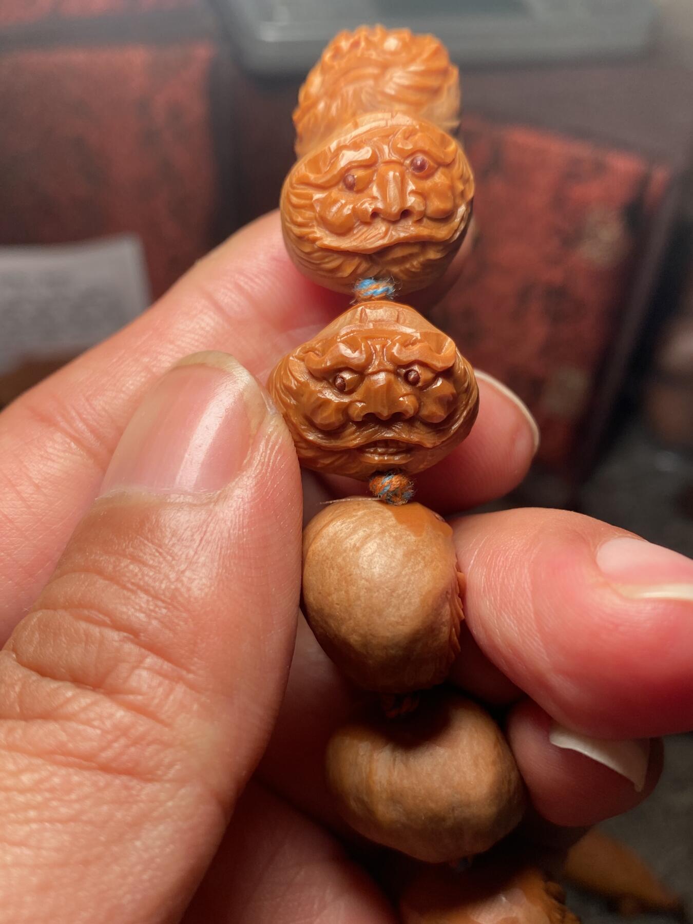 苏州苏工手工核雕放漏价 福利苏工核雕，纯手工雕刻，铁核异型，怪脸钟馗，个性十足，等待有缘人，市场无同款，尺寸1。8x1.6喜欢的来