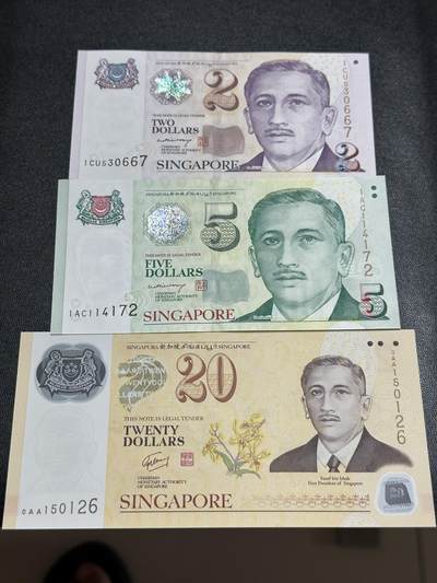《外钞收藏家》第五百五十二期（本期为畅拍场）（本平台长期征集拍品、欢迎藏友们联系合作） - 新加坡人像版2和5元+20元 纪念钞 三张一起 全新UNC