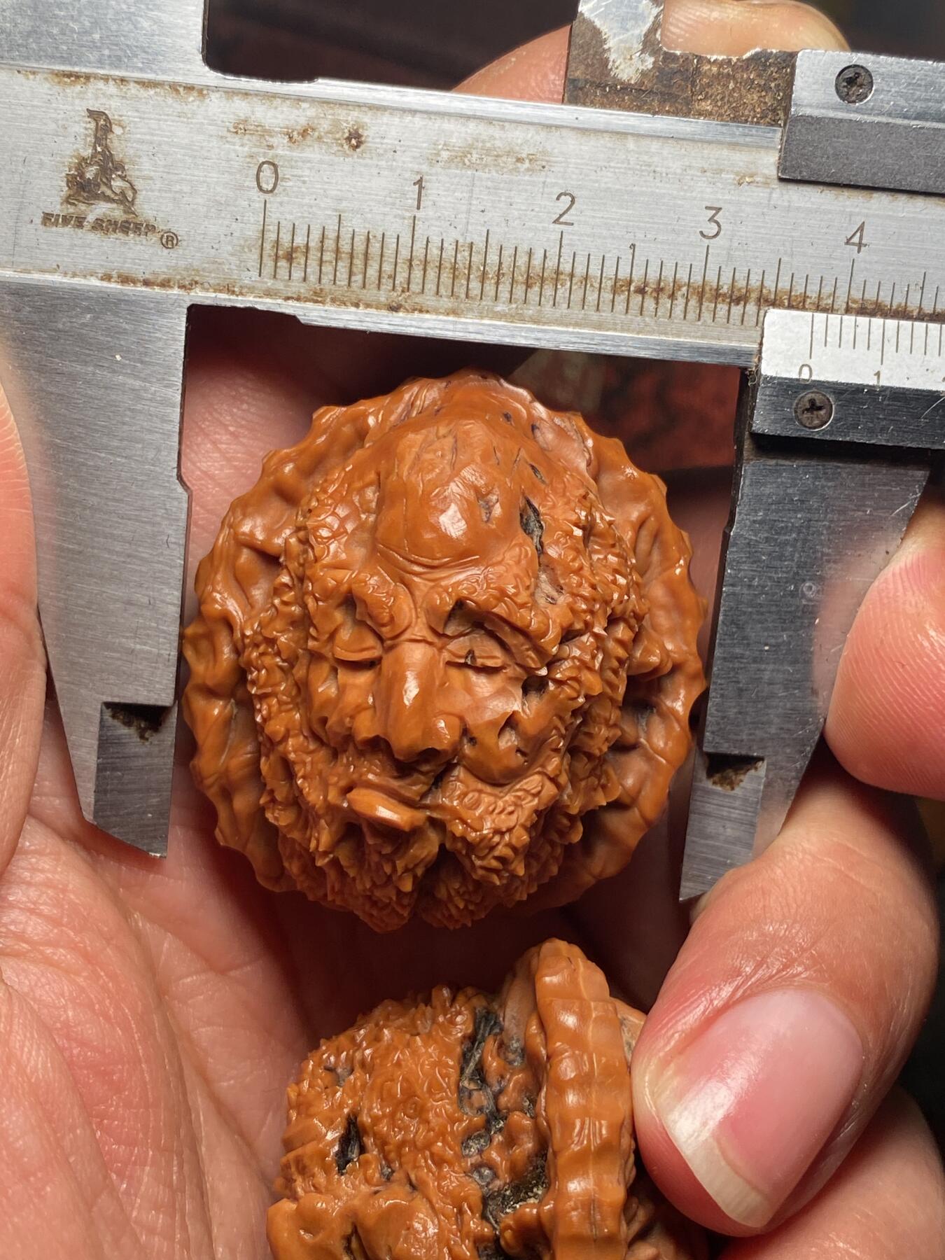 苏州苏工手工核雕放漏价 苏工核雕纯手工，老苏工核桃雕，达摩老祖，市场非通货，等待有缘人，核色红润，尺寸3。78喜欢的来