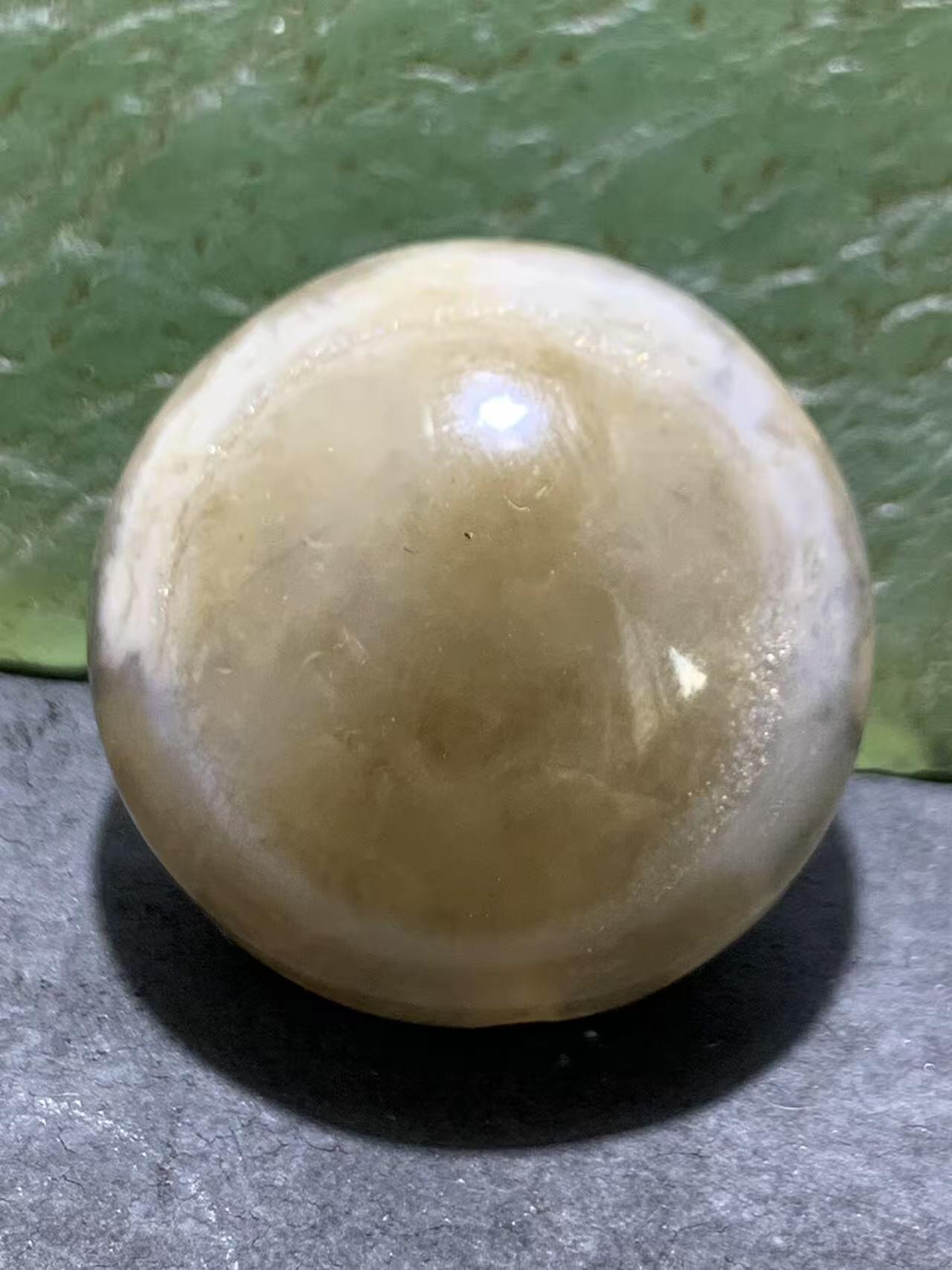 精品冰飘药师玛瑙手工雕刻鹦鹉板珠（背云）一颗。