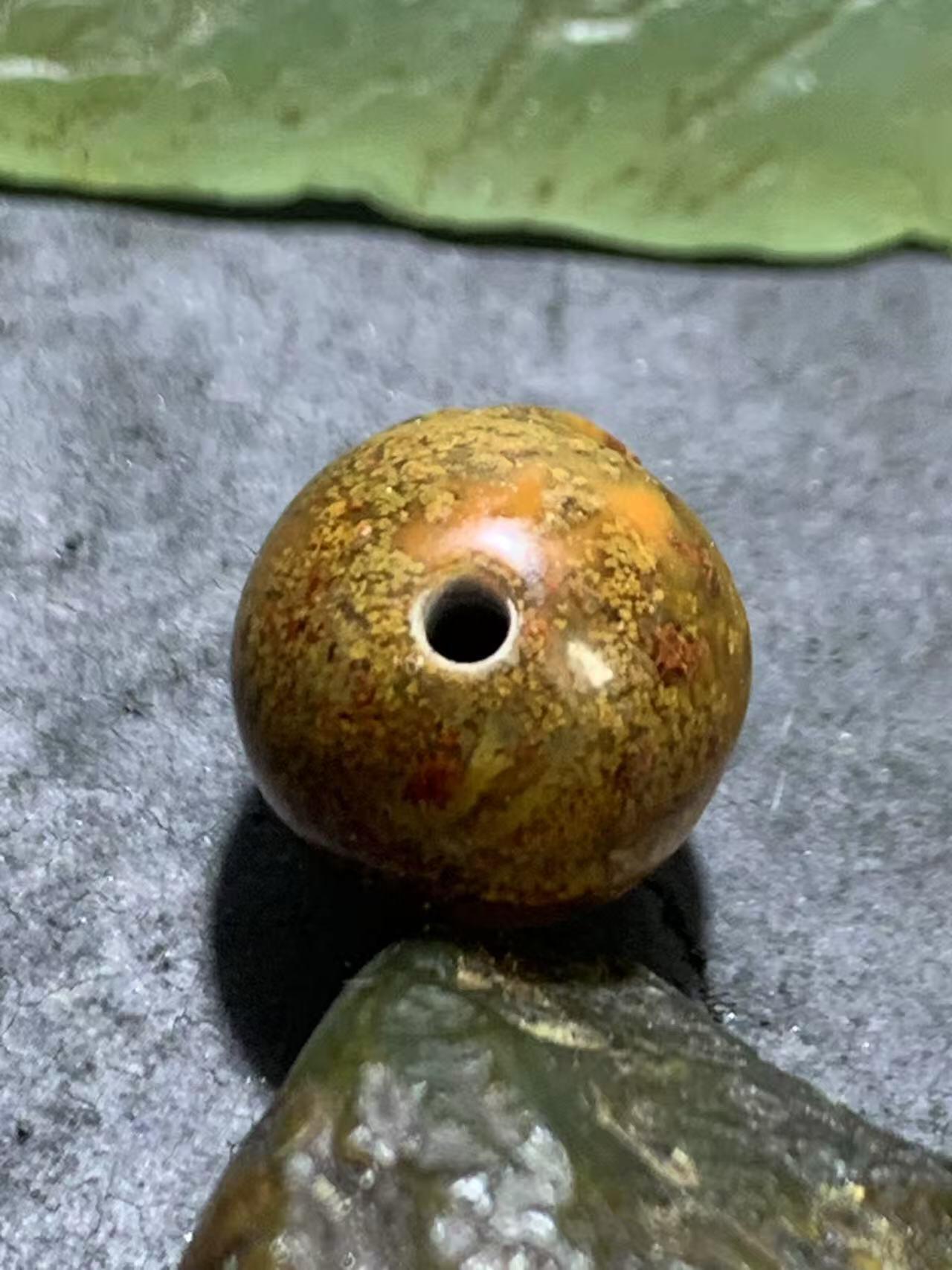 精美亚光草花纹战国红玛瑙手工雕刻妙字随形珠一颗