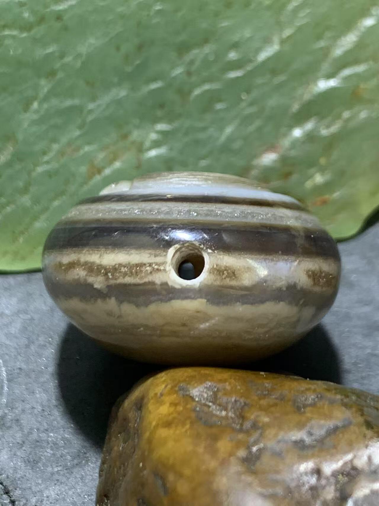 精品冰飘药师玛瑙手工雕刻鹦鹉板珠（背云）一颗。