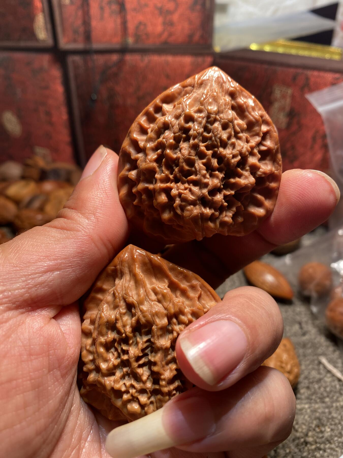 苏州苏工手工核雕放漏价 苏工核雕核桃牌，手把件一对，异型，老农民说是从一个果里出来的，市场非通货，等待有缘人，核色红润，尺寸4。88喜欢的来