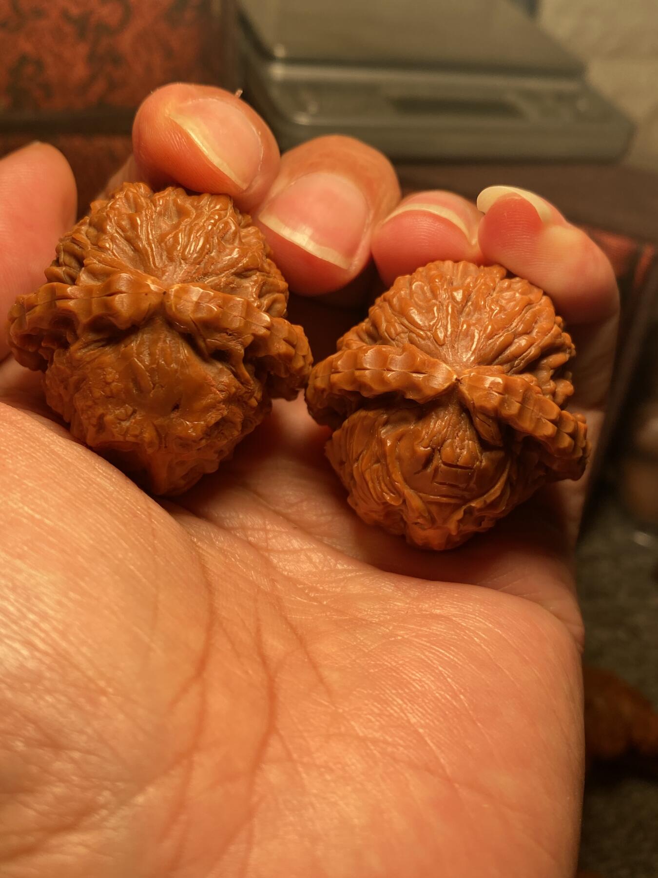苏州苏工手工核雕放漏价 福利苏工核雕，纯手工雕刻，核桃雕佛道双休，个性十足，等待有缘人，市场无同款，尺寸3.8喜欢的来