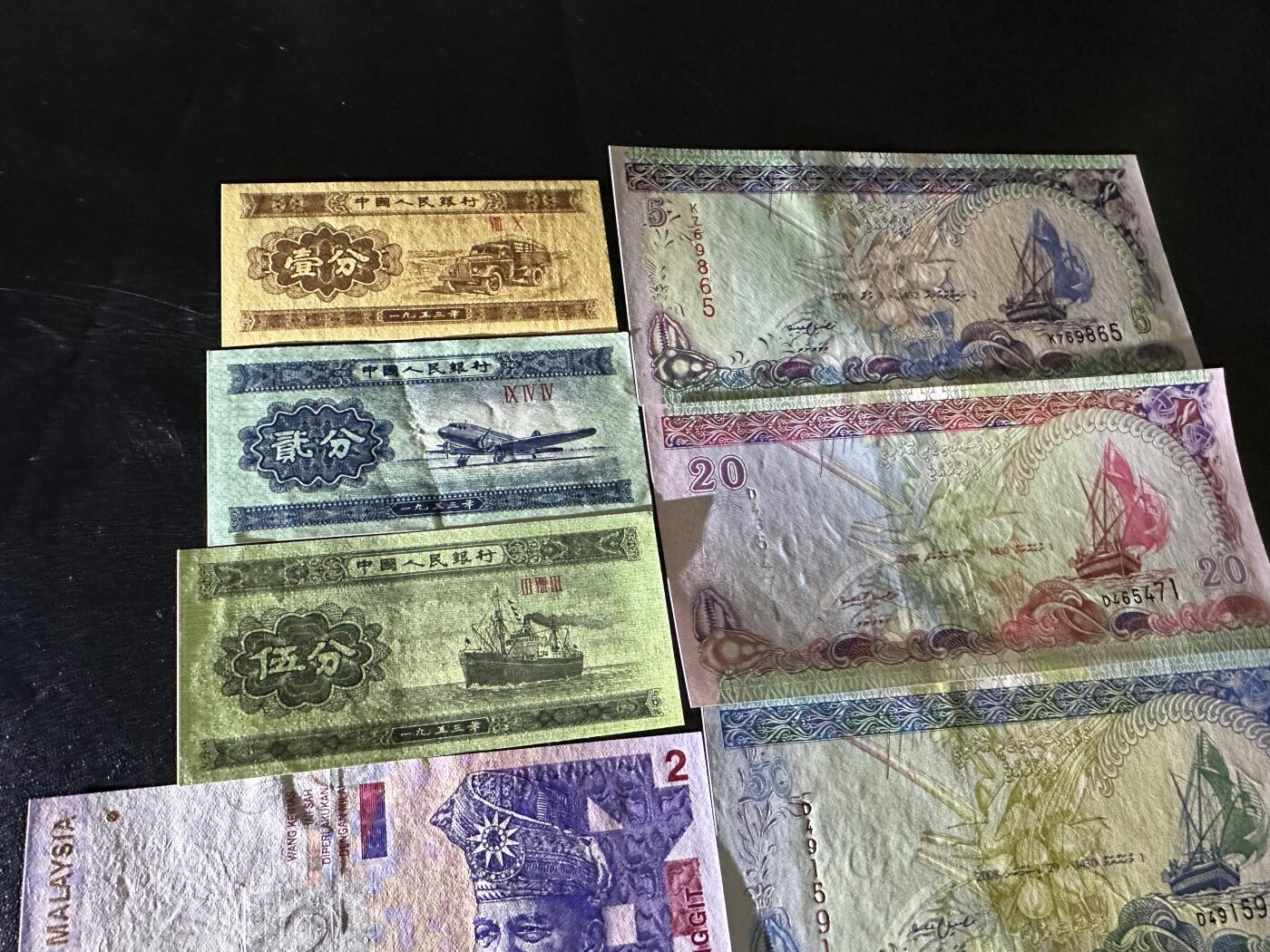 《外钞收藏家》第五百五十一期（本期外币强钞精品场）（本平台长期征集拍品、欢迎藏友们联系合作） 三版分币3张、马尔代夫、马来西亚、新加坡12张一起 全新UNC