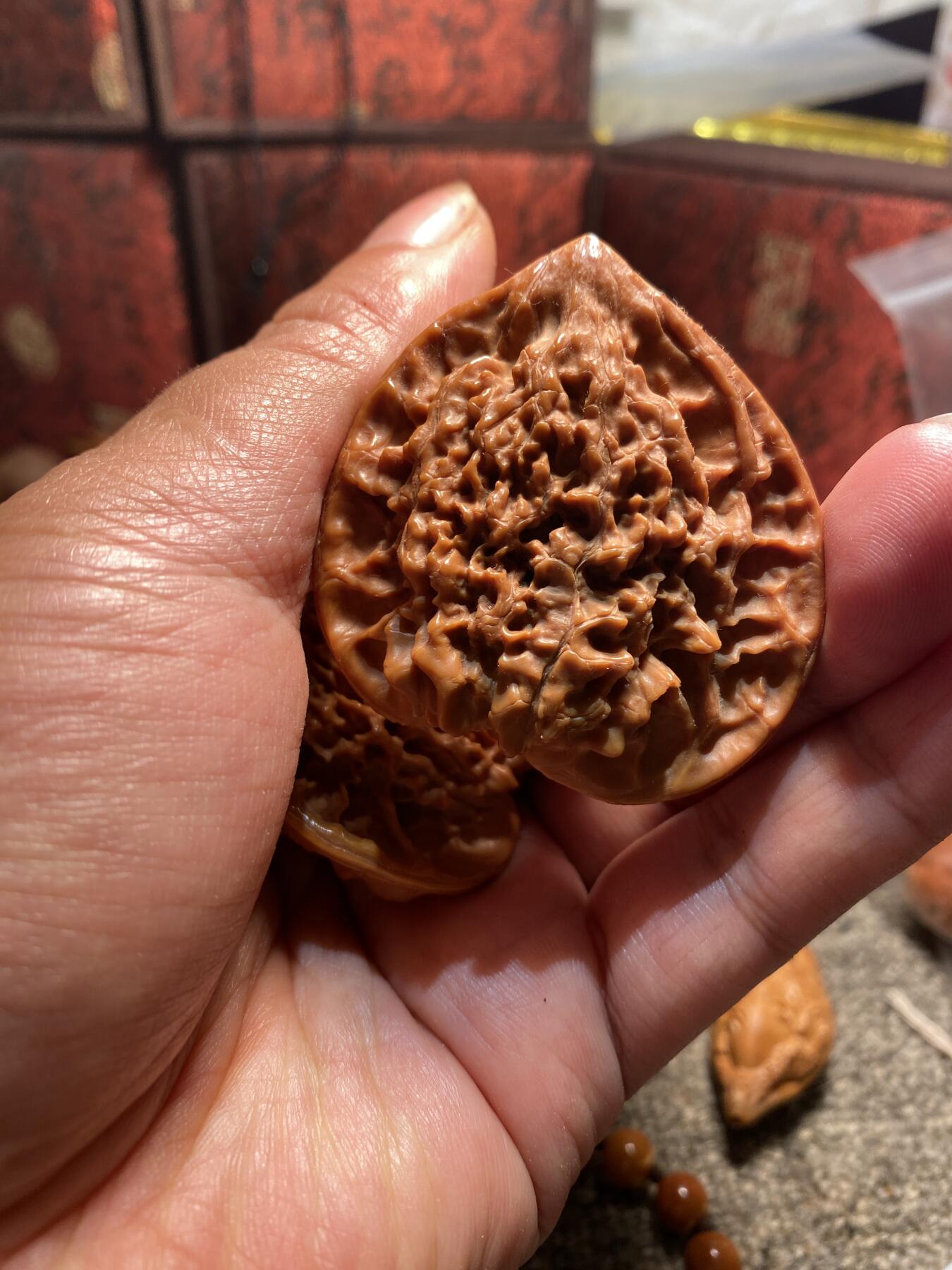 苏州苏工手工核雕放漏价 苏工核雕核桃牌，手把件一对，异型，老农民说是从一个果里出来的，市场非通货，等待有缘人，核色红润，尺寸4。88喜欢的来