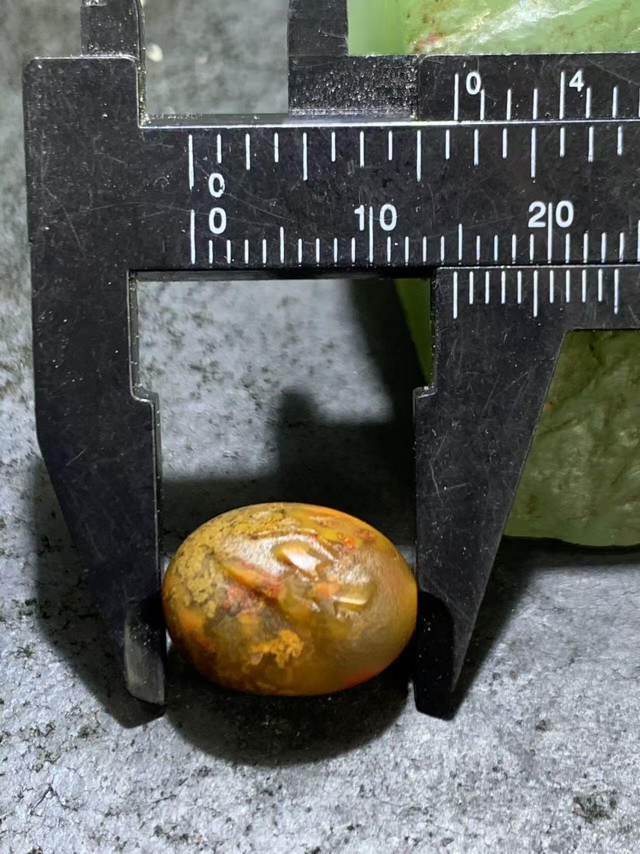 精美亚光草花纹战国红玛瑙手工雕刻妙字随形珠一颗