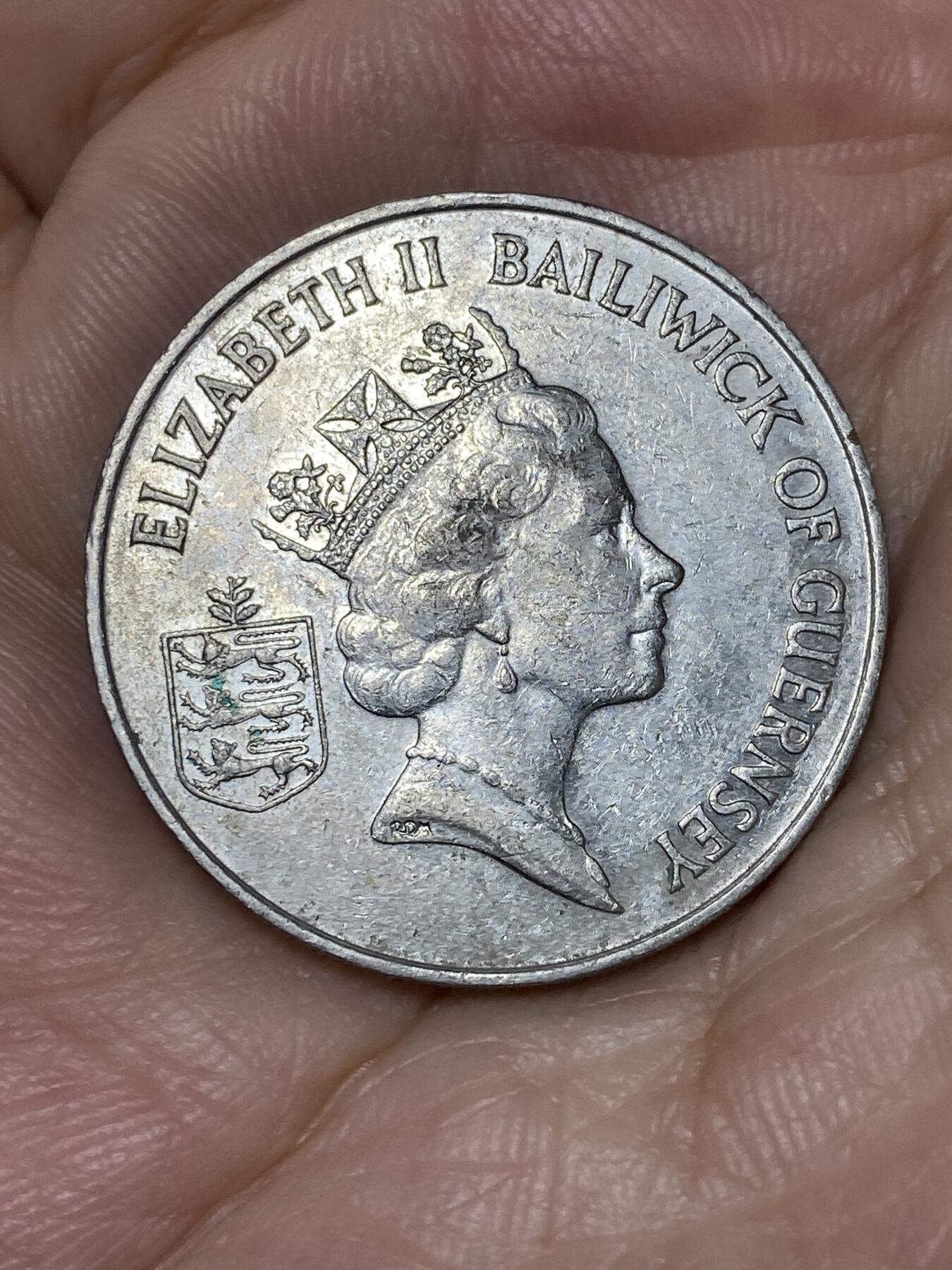 2025年第七十一场(总第九十七场）外国好品散币(免佣金) 英属根西岛🇬🇬1985年10便士(伊丽莎白二世中年高冠，十进制第三套前期大尺寸版，首发年)