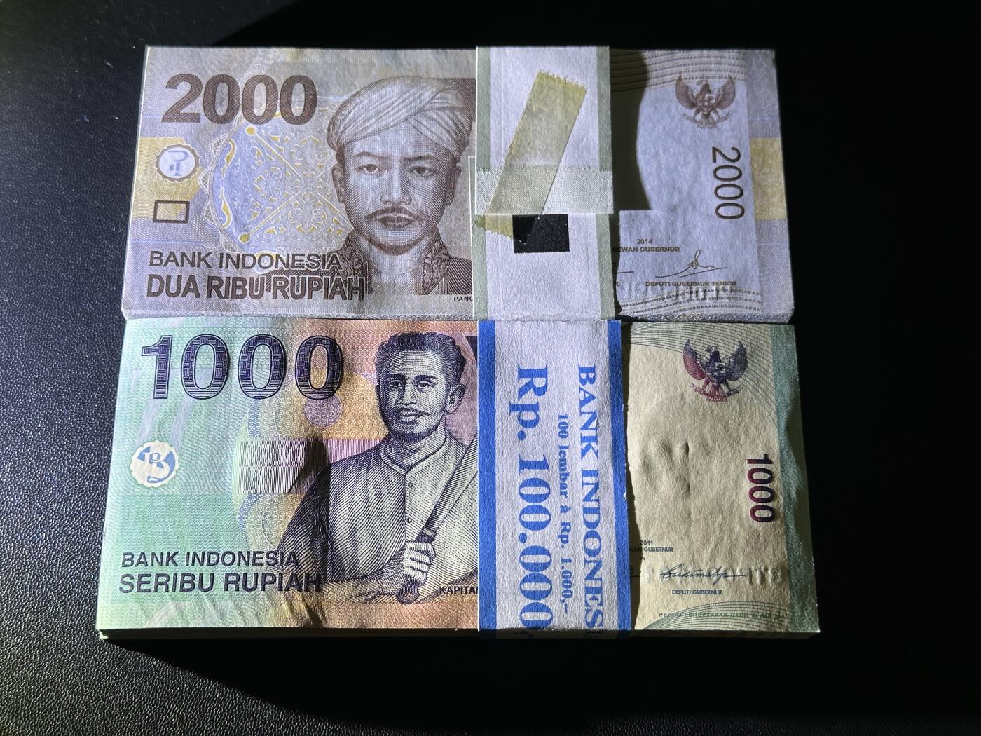 《外钞收藏家》第五百五十一期（本期外币强钞精品场）（本平台长期征集拍品、欢迎藏友们联系合作） 印度尼西亚上一版本1000/2000卢比共两刀百练 UNC（2000卢比有几张有轻微黄斑请注意）