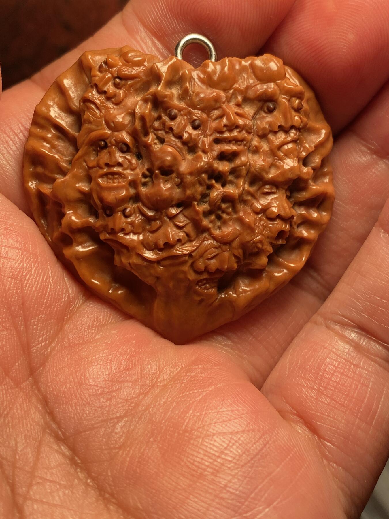 苏州苏工手工核雕放漏价 苏工核雕纯手工雕刻，核桃雕双面十八罗汉，，老籽，老苏工，个性饱满，尺寸4。7好玩又立体，喜欢的来