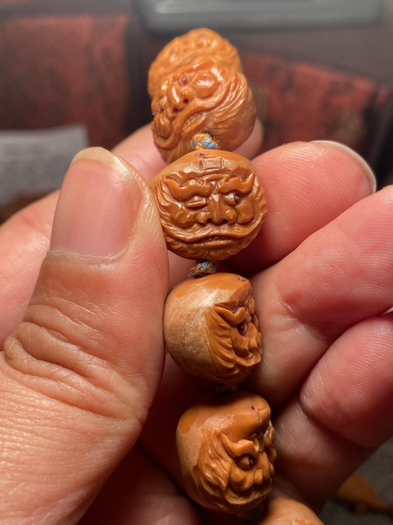 苏州苏工手工核雕放漏价 福利苏工核雕，纯手工雕刻，铁核异型，怪脸钟馗，个性十足，等待有缘人，市场无同款，尺寸1。8x1.6喜欢的来