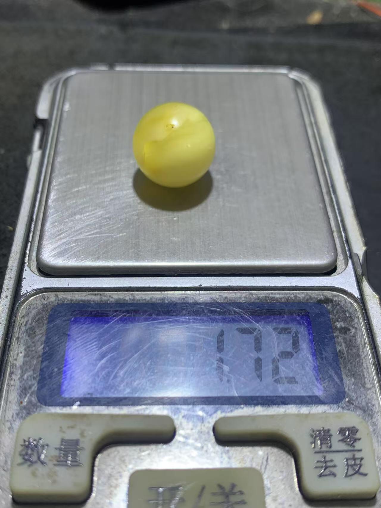 天然乌克兰原矿蜜蜡圆珠一颗，蜡色浓郁 原矿无优化 通货特价一颗，，