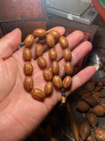 苏州苏工手工核雕放漏价 - 福利苏工核雕，纯手工雕刻，铁核文集手持，个性十足，等待有缘人，市场无同款，尺寸1。15x1.7喜欢的来
