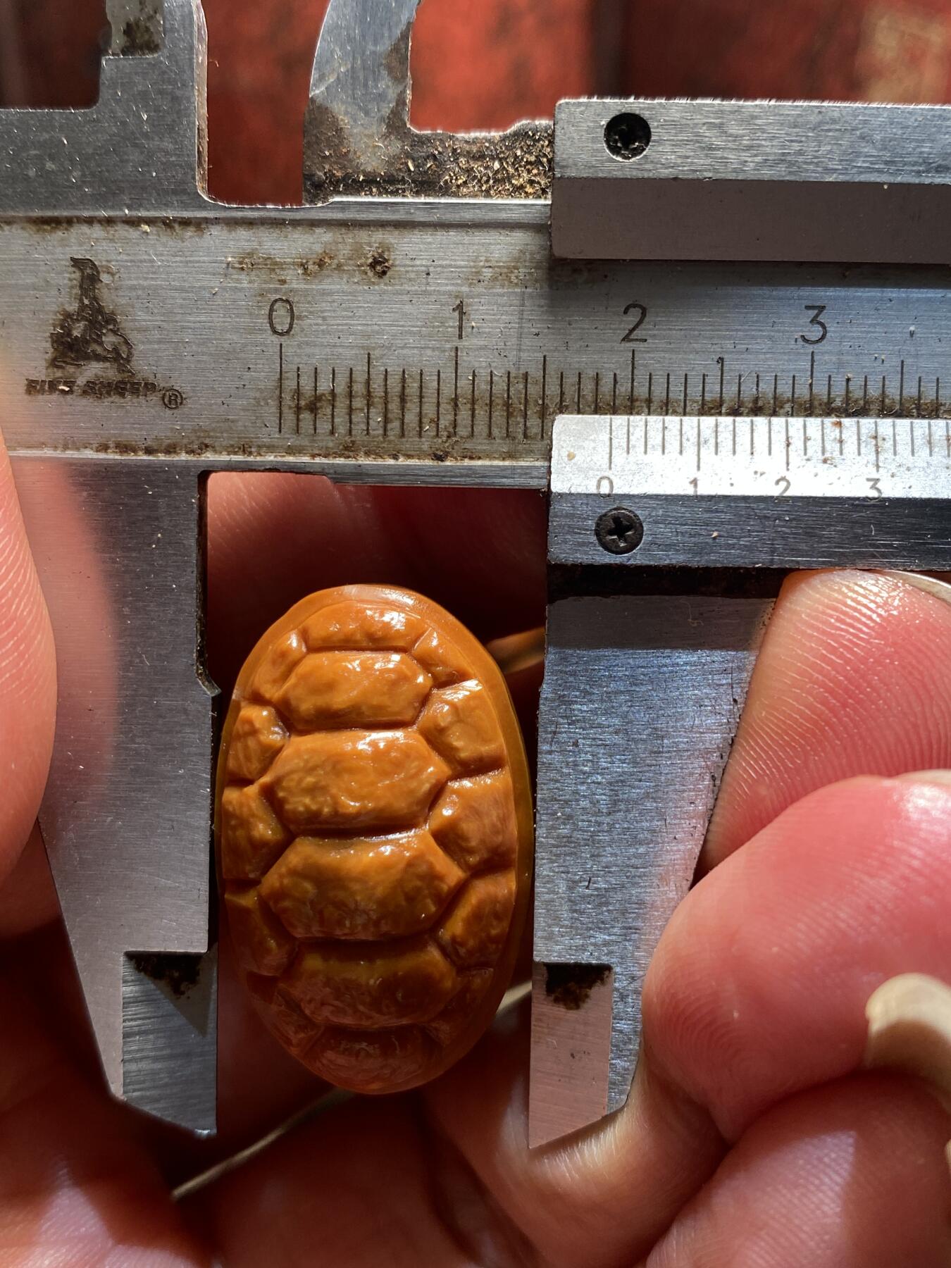 苏州苏工手工核雕放漏价 福利苏工核雕，纯手工雕刻，二花双面富甲天下，代表名利双收，未卜先知，个性十足，等待有缘人，市场无同款，尺寸1。9x3.0喜欢的来