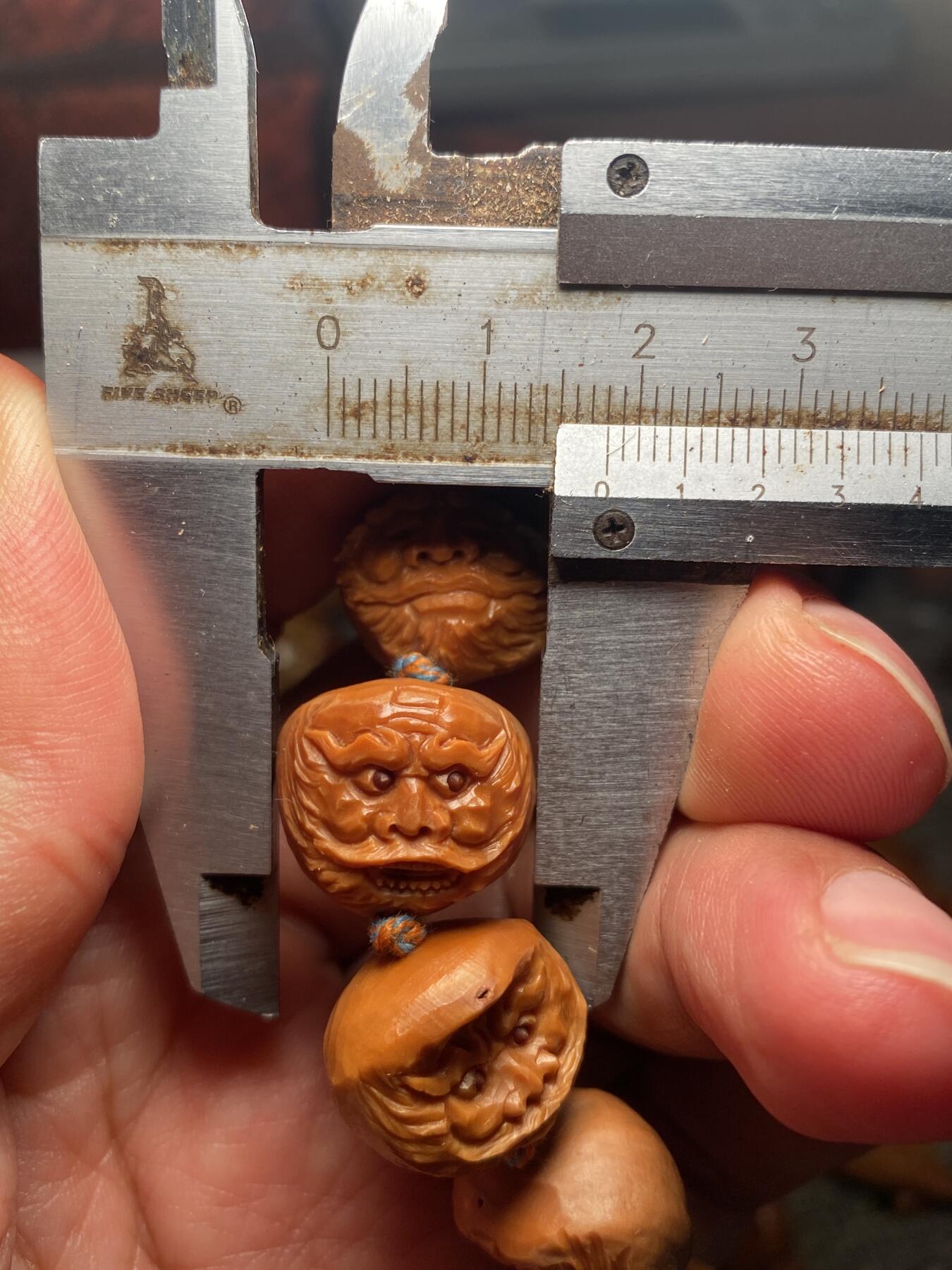 苏州苏工手工核雕放漏价 福利苏工核雕，纯手工雕刻，铁核异型，怪脸钟馗，个性十足，等待有缘人，市场无同款，尺寸1。8x1.6喜欢的来