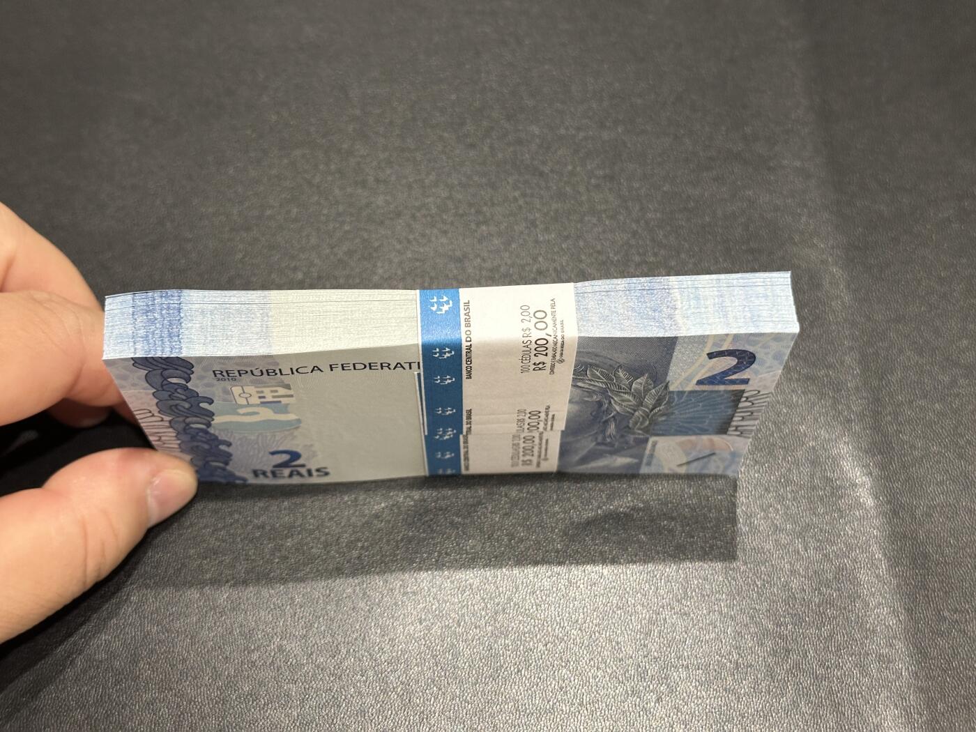 《外钞收藏家》第五百五十一期（本期外币强钞精品场）（本平台长期征集拍品、欢迎藏友们联系合作） 巴西新版2雷亚尔百张整刀连号（含豹子号）	UNC