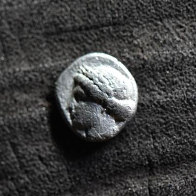 【良泉】第37期【直播场】9月4日晚19.30点开拍！ 160组，西方古代钱币、丝路金银铜件专场 - 公元前389-350年【古希腊】爱奥尼亚，克洛丰，阿波罗/里拉琴，双奥波【银币】，1.01克