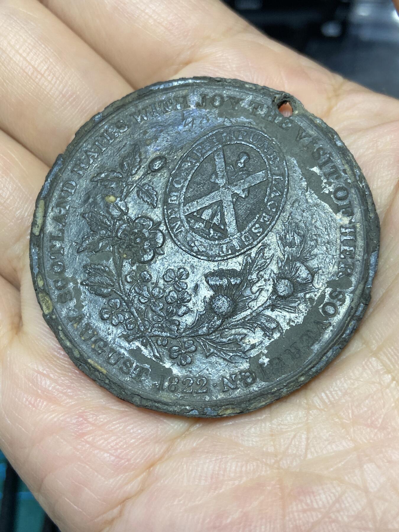 2025年第七十一场(总第九十七场）外国好品散币(免佣金) 少见45mm超大直径老打孔–英国🇬🇧1822年纪念铜章(1822年乔治四世访问苏格兰纪念章，锈蚀较重。正面为乔治四世头像及加冕年介绍，背面是英格兰玫瑰和苏格兰蓟托举苏格兰圣安德鲁十字徽章及1822年访问简介)