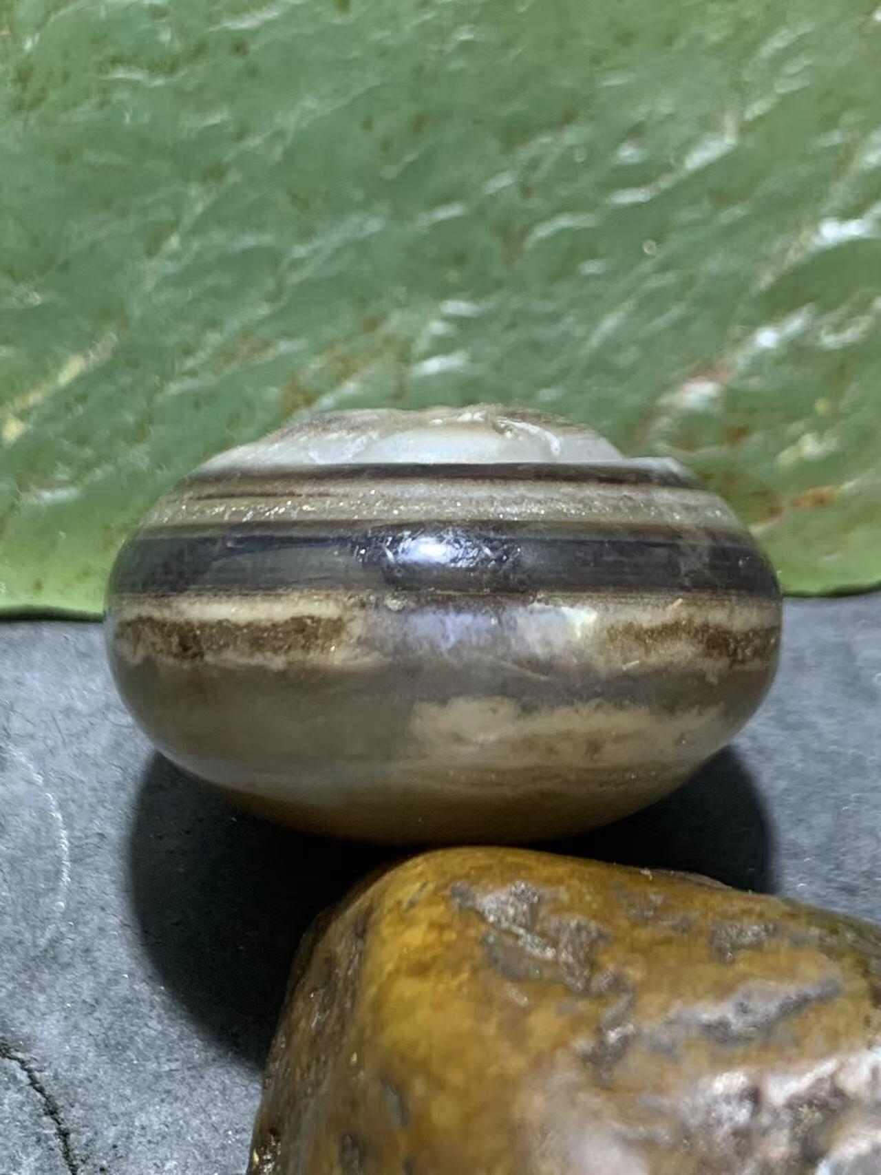 精品冰飘药师玛瑙手工雕刻鹦鹉板珠（背云）一颗。