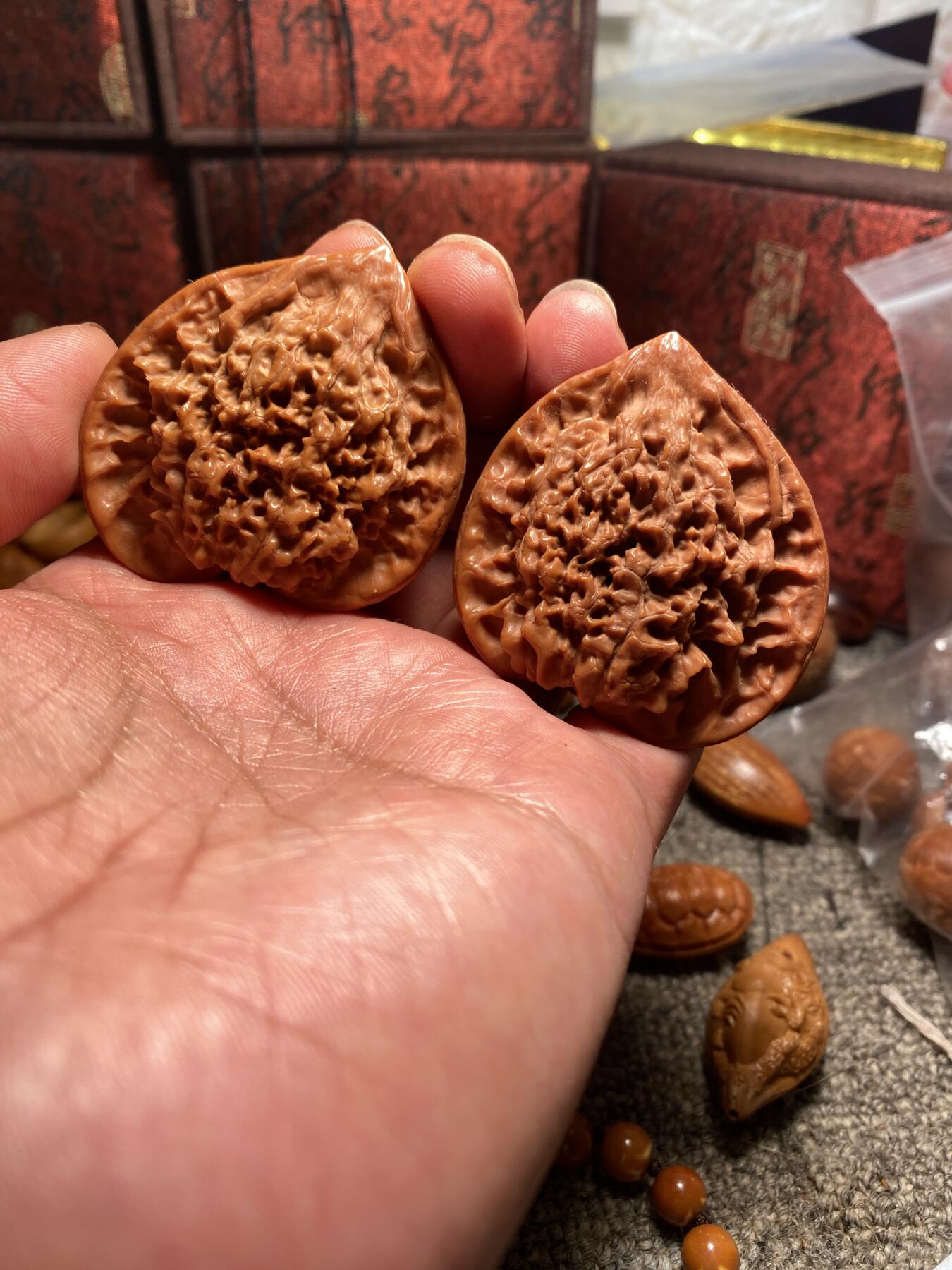 苏州苏工手工核雕放漏价 苏工核雕核桃牌，手把件一对，异型，老农民说是从一个果里出来的，市场非通货，等待有缘人，核色红润，尺寸4。88喜欢的来