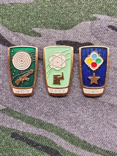 七十年代昆明军区三手证章 - 七十年代昆明军区三手证章