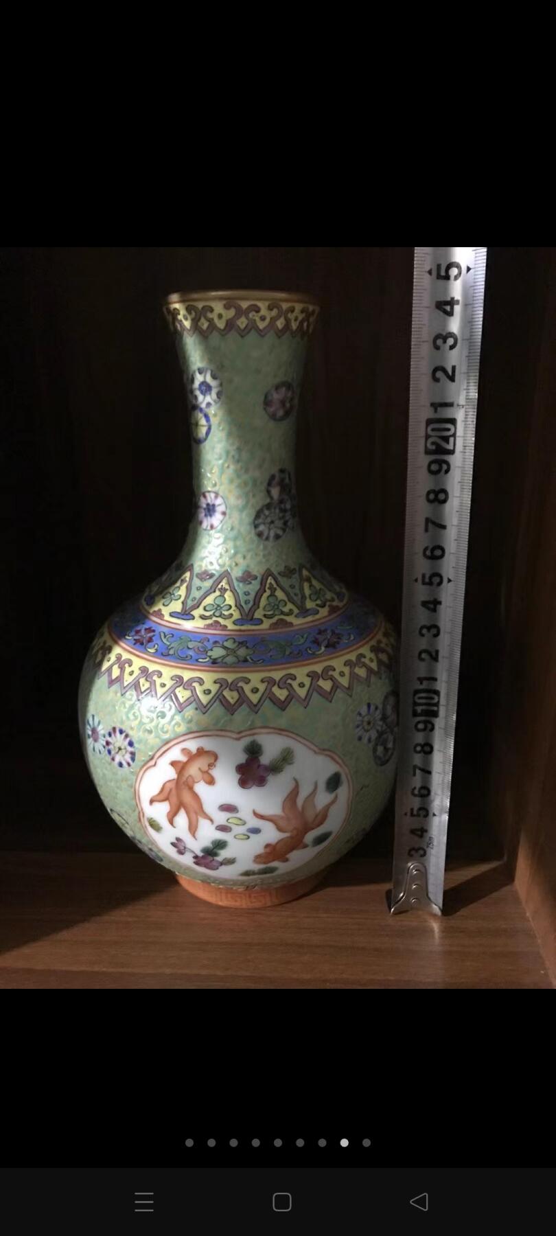 清乾隆硬粉彩开窗金玉满堂题材赏瓶！寓意吉祥如意！画工细路！发色釉水一流！全美品！