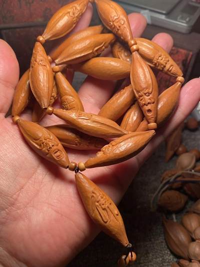 苏州苏工手工核雕放漏价 - 福利苏工核雕，纯手工雕刻，大柳叶钻面十八罗汉，个性十足，等待有缘人，市场无同款，尺寸1。4x4.6喜欢的来