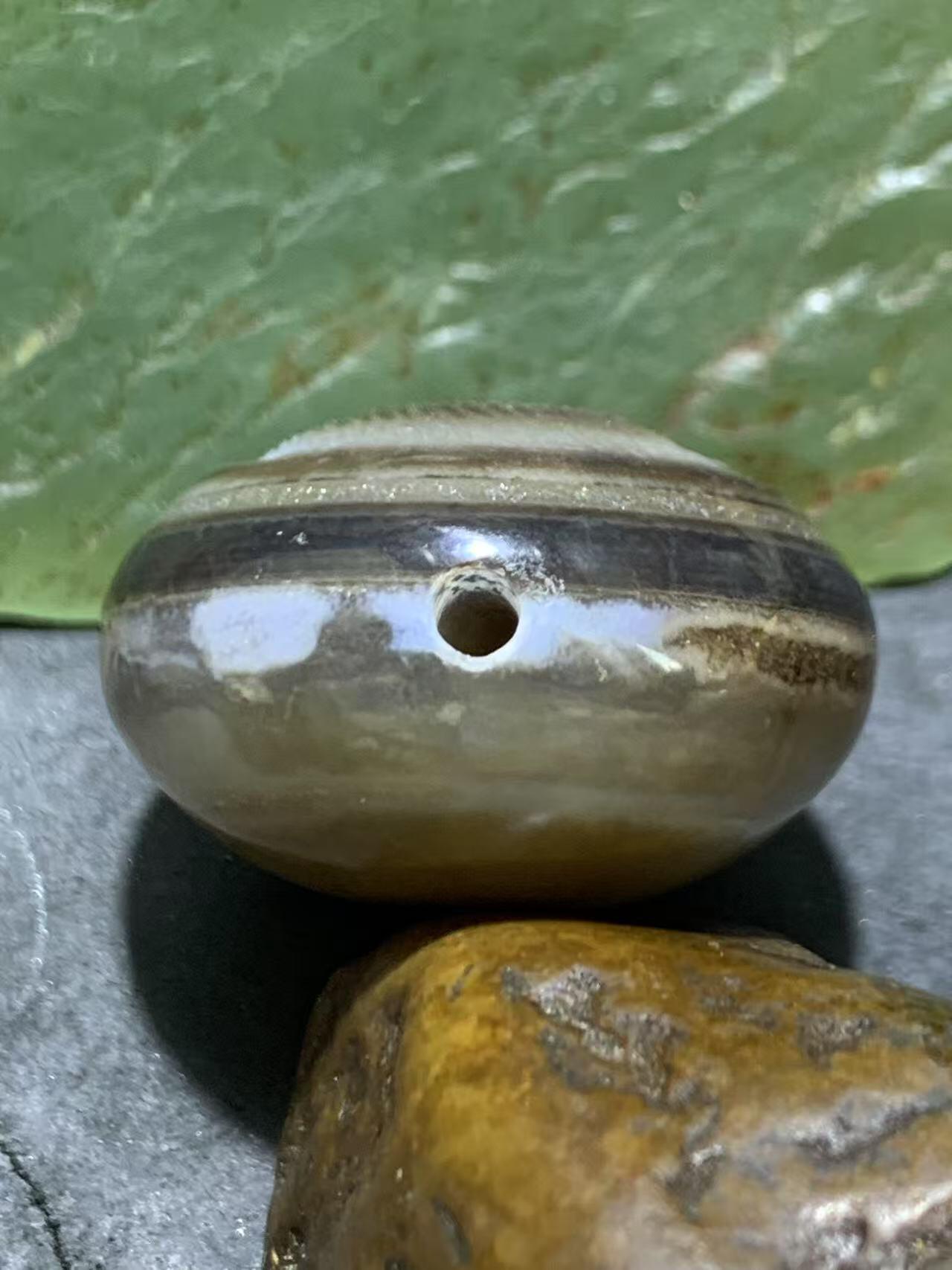 精品冰飘药师玛瑙手工雕刻鹦鹉板珠（背云）一颗。