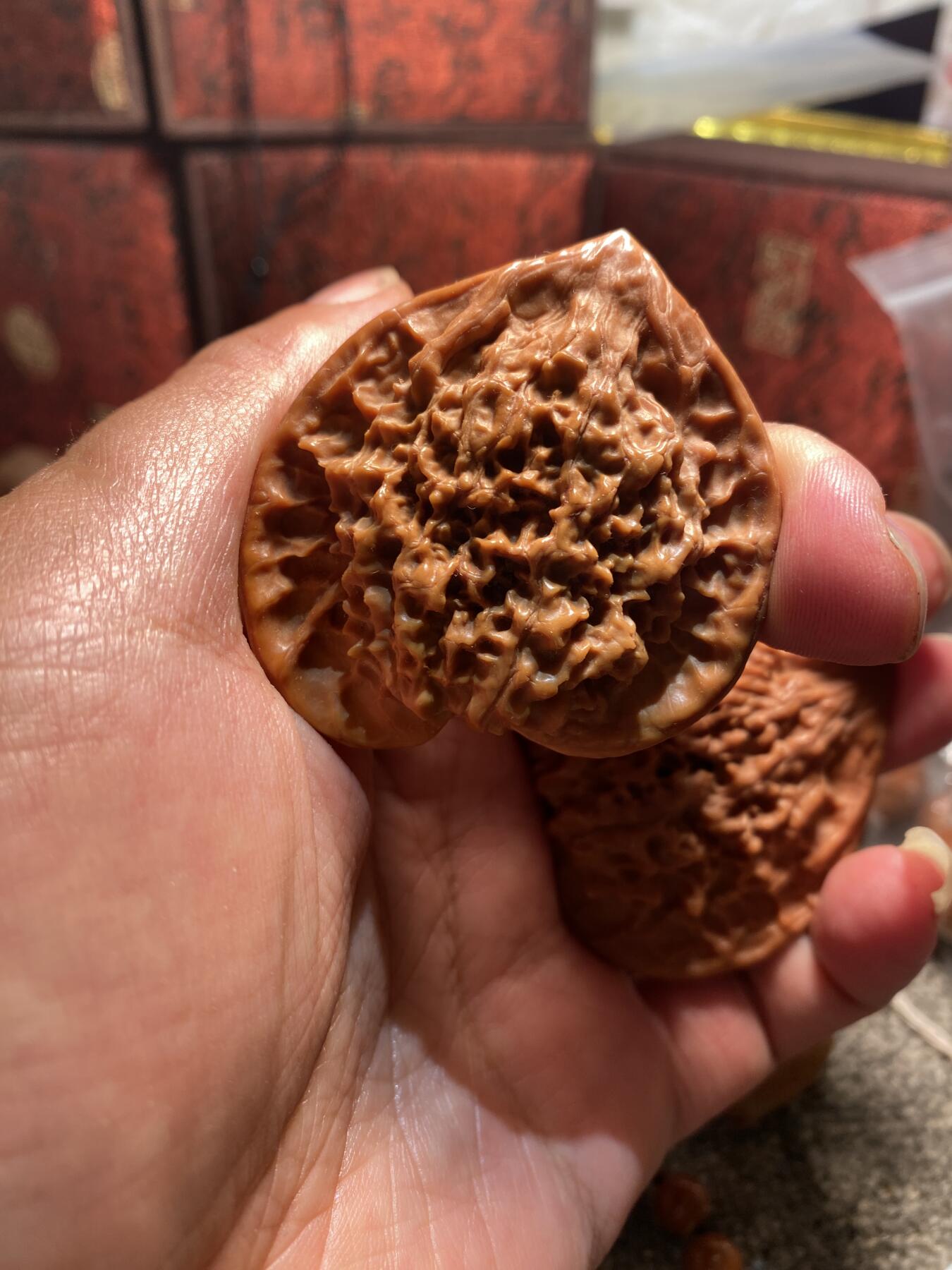 苏州苏工手工核雕放漏价 苏工核雕核桃牌，手把件一对，异型，老农民说是从一个果里出来的，市场非通货，等待有缘人，核色红润，尺寸4。88喜欢的来