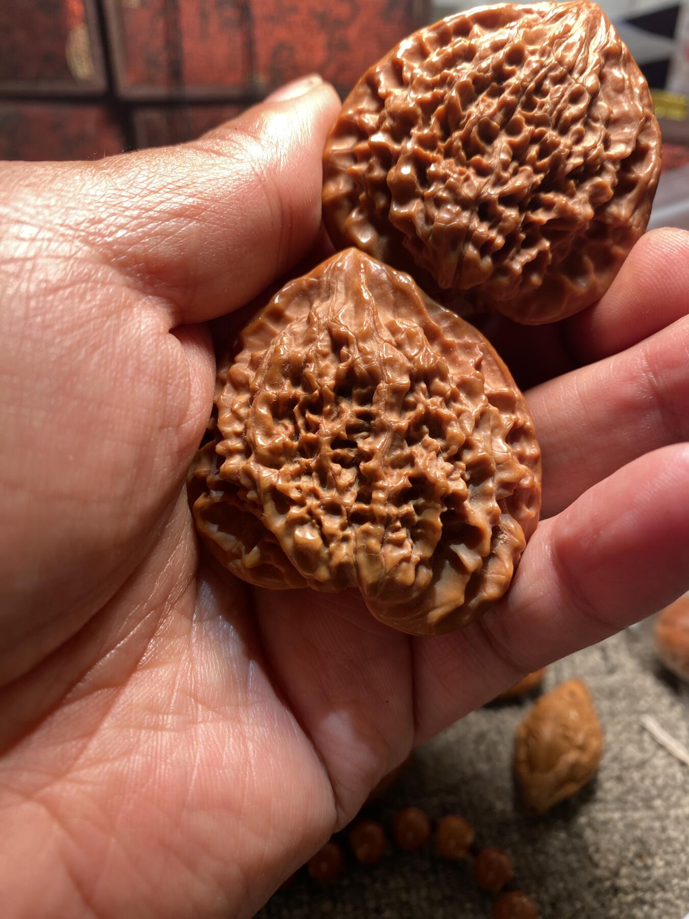 苏州苏工手工核雕放漏价 苏工核雕核桃牌，手把件一对，异型，老农民说是从一个果里出来的，市场非通货，等待有缘人，核色红润，尺寸4。88喜欢的来