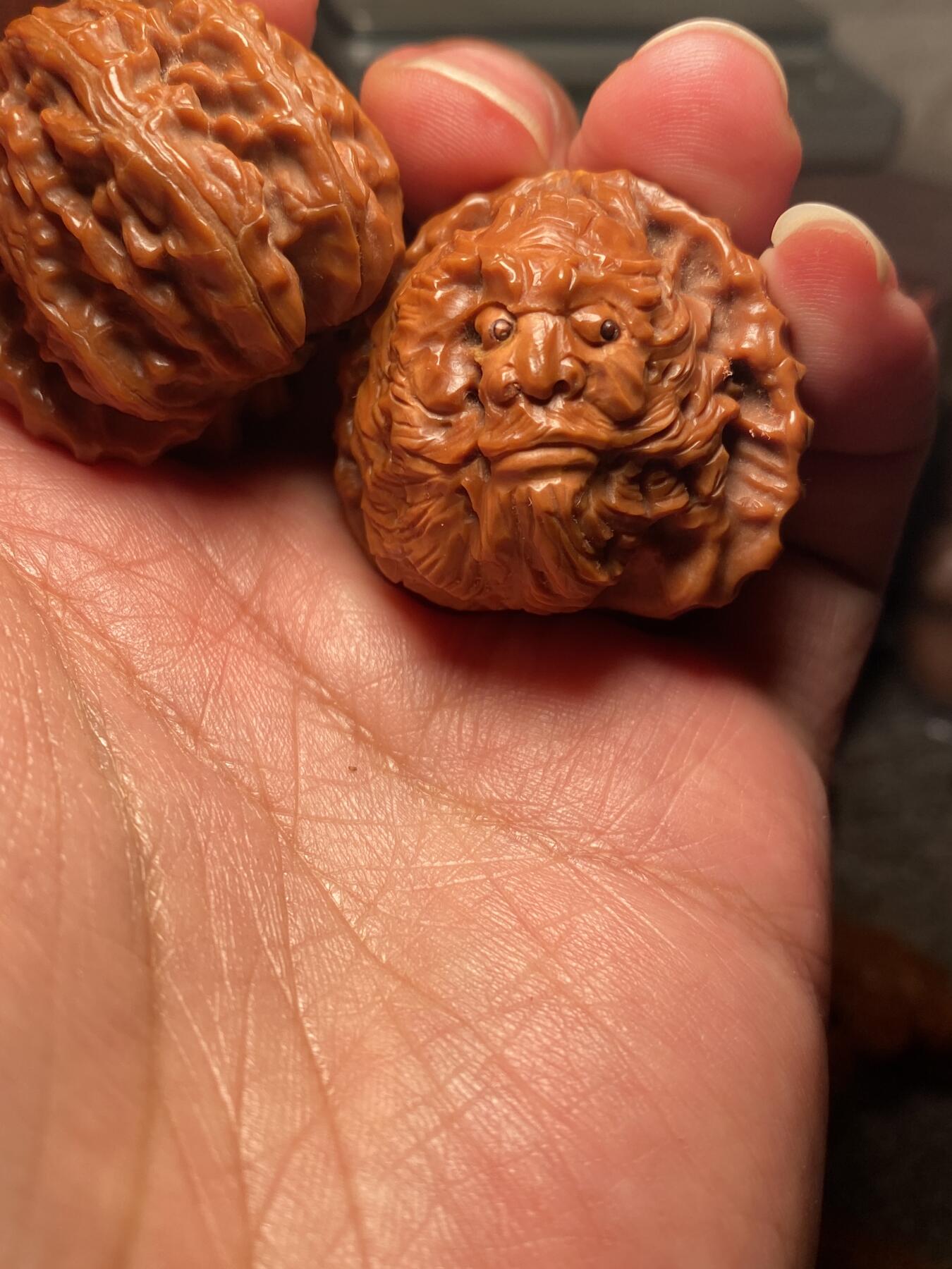 苏州苏工手工核雕放漏价 福利苏工核雕，纯手工雕刻，核桃雕佛道双休，个性十足，等待有缘人，市场无同款，尺寸3.8喜欢的来