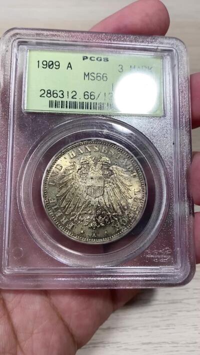 万国钱币拍卖第050期（万国五十期纪念大拍） PCGS MS66 1909年德国吕贝克自由市长翅3马克 原味淡金彩洒落丝绸转光的币面之上 PCGS远古老绿盒收藏品质