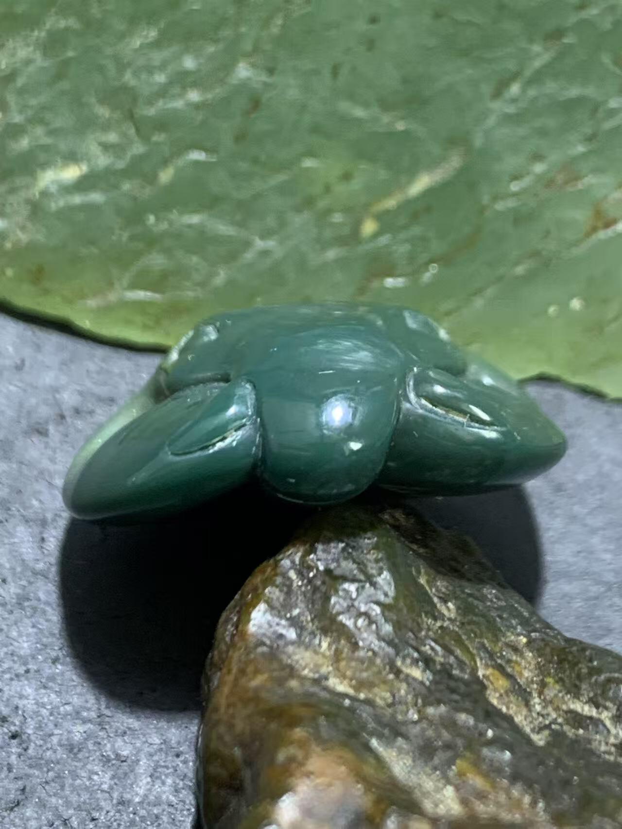 精美戈壁绿碧玉手工雕刻象神吊坠一个！