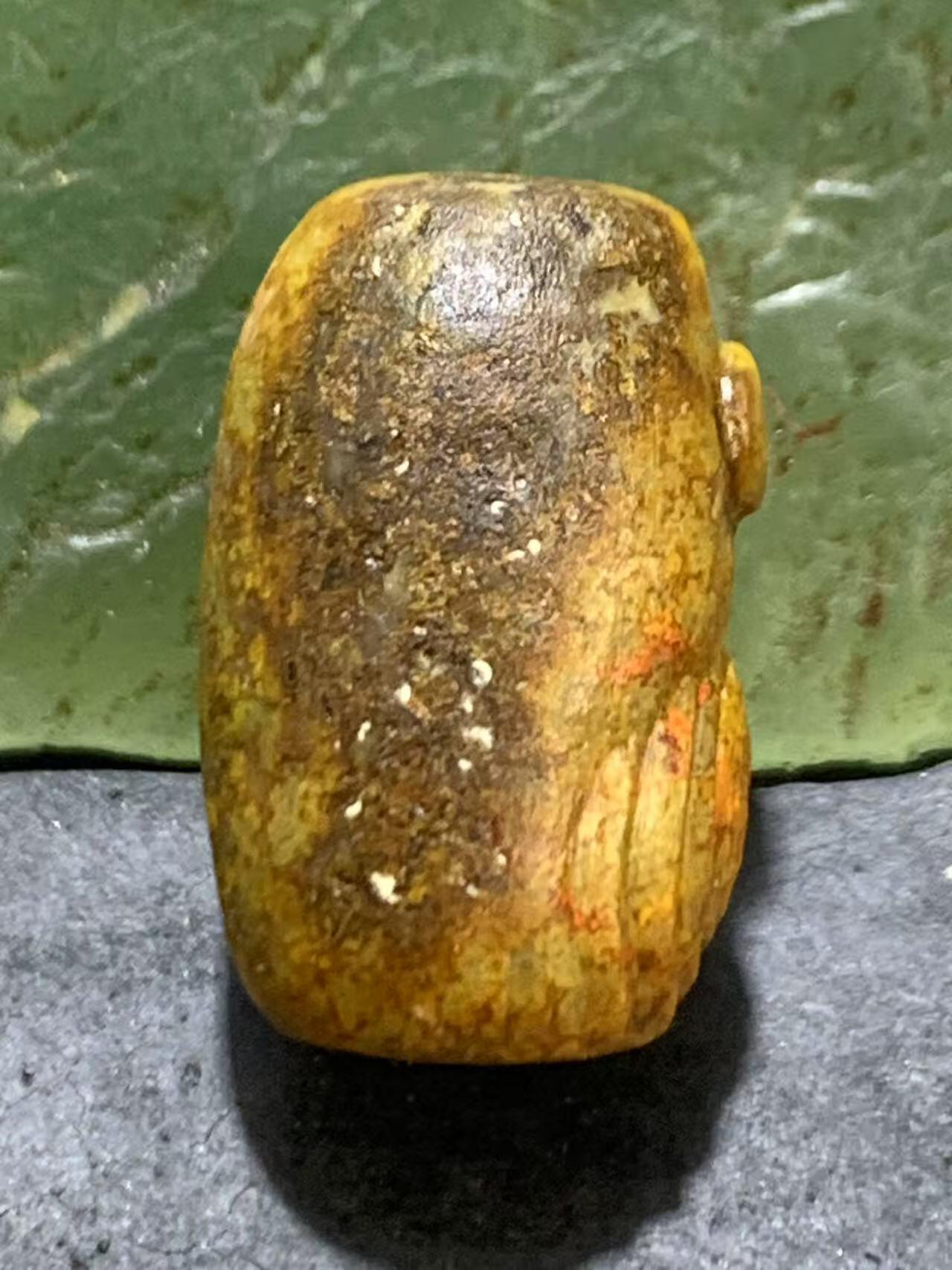 精美亚光草花纹战国红玛瑙手工俏色巧雕天鹅桶珠一颗！