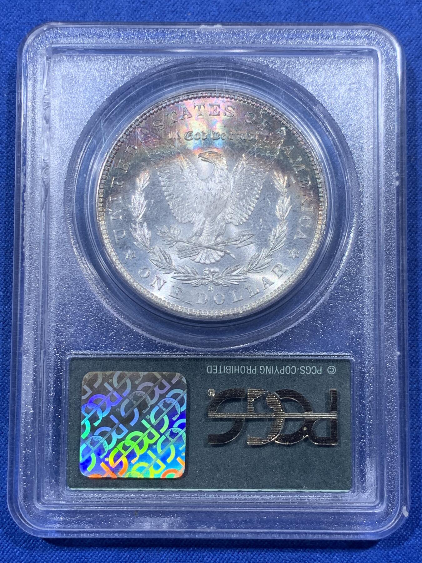 《竞宝斋》第405场 周日，周一，2场连拍 （全场包邮） PCGS MS65 美国1881年S版摩根1美元银币 人面打制完整 光感一流 鹰面超大月牙五彩包浆 由外向内光彩各异 堪称一绝 月牙彩是很受摩根玩家追捧的包浆之一 此枚更是大面积 高分数 深绿色渐变为粉色 十分难得 不容错过