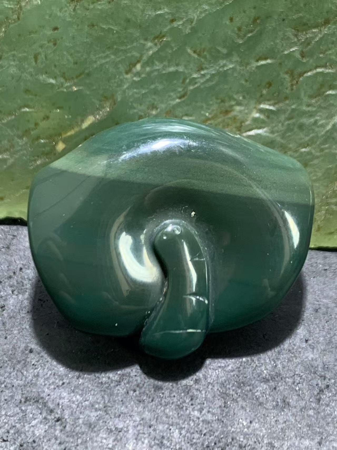 精美戈壁绿碧玉手工雕刻象神吊坠一个！