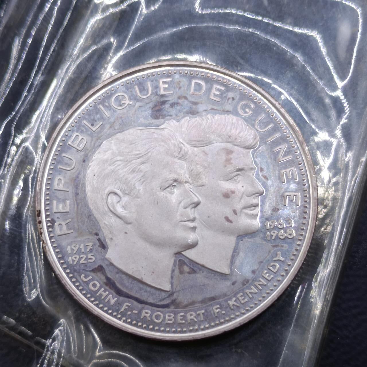 【淘币小摊】实时拍第七百九十九拍   银币套币场   满百包邮可预留二周 每周一统一发货   几内亚1969年200法郎肯尼迪精制银币豹纹小钱包