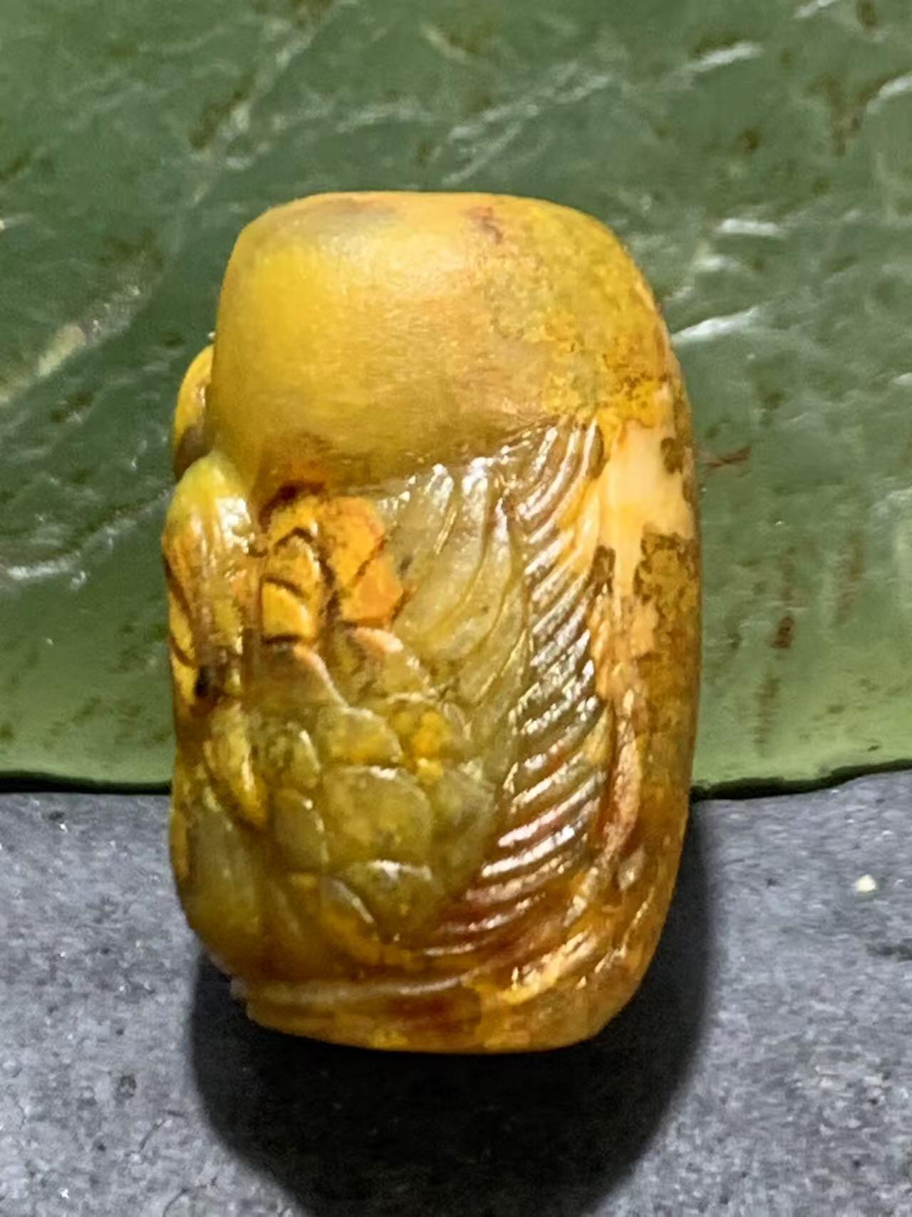 精美亚光草花纹战国红玛瑙手工俏色巧雕天鹅桶珠一颗！