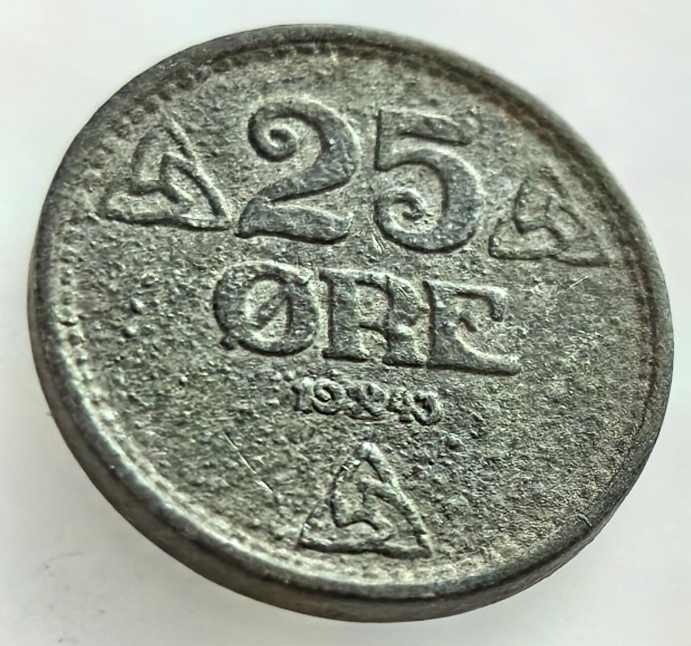 外国优质老铜币纪念章银币，周六晚上九点倒数截拍，满百包邮，可寄存半年，喜欢朋友微信扫描二维码可直接参拍